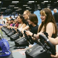 Besucher der Gamescom testen Videospiel-Lenkräder 