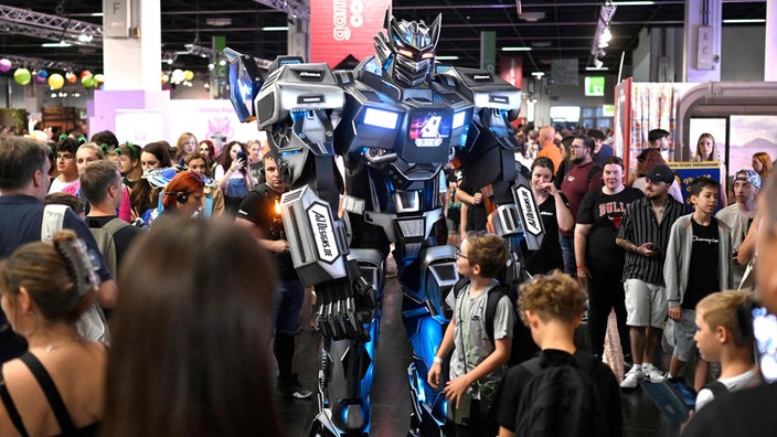 Ein Riesenroboter bei der Gamescom in Köln.