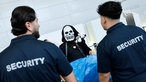 Security-Mitarbeiter machen am Eingang der Gamescom eine Taschenkontrolle bei einem Besucher.