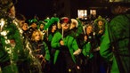 Eine Gruppe in grünen Kostümen auf dem Geisterzug in Köln