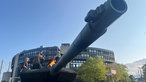 Ein Panzer steht vor dem Landtag