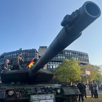 Ein Panzer steht vor dem Landtag