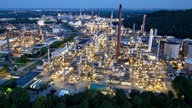 Die Anlagen der BP Raffinerie in Gelsenkirchen Horst und Scholven leuchten in den Abendstunden