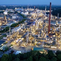 Die Anlagen der BP Raffinerie in Gelsenkirchen Horst und Scholven leuchten in den Abendstunden