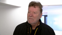 Ein Mann wird interviewt