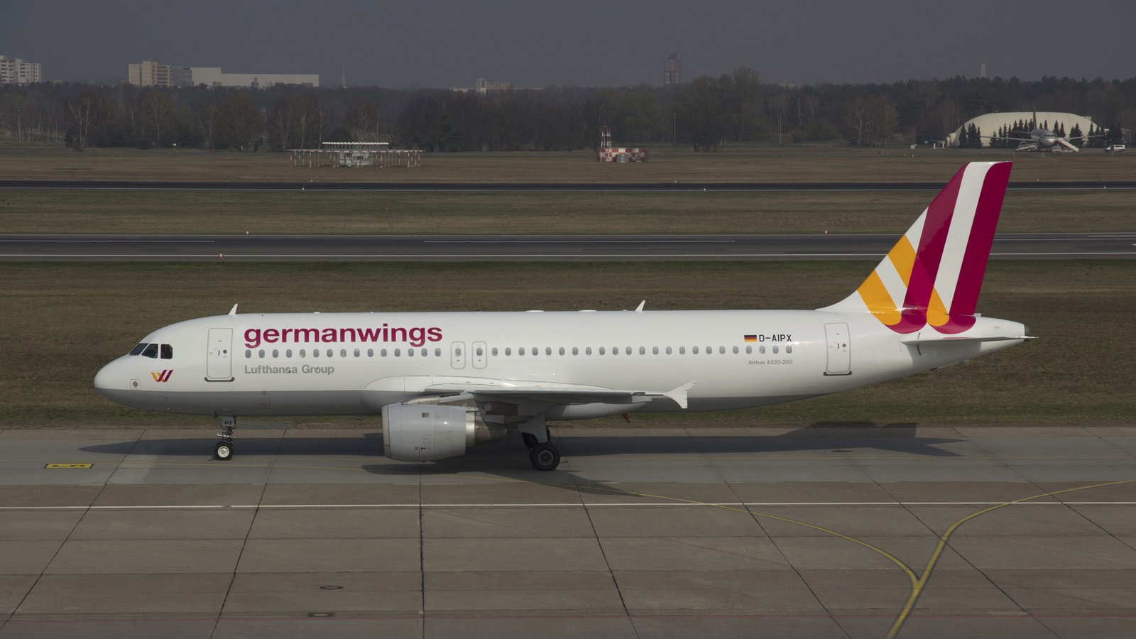 Dieser Airbus A320-200 der Fluggesellschaft Germanwings ist am Dienstag (24.03.2015) auf dem Weg nach Düsseldorf abgestürzt, hier auf dem Flughafen Berlin-Schönefeld