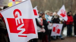Menschen halten die GEW-Flagge