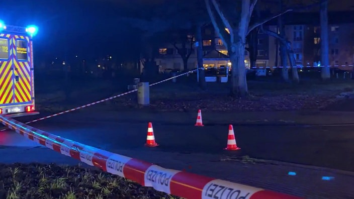 In Castrop-Rauxel ist nach einem Gewaltverbrechen eine Straße mit Pilonen abgesperrt