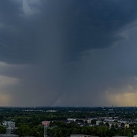 Dunkle Gewitterwolken über dem Duisburger Süden