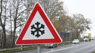Symbolbild: Glätte auf den Straßen