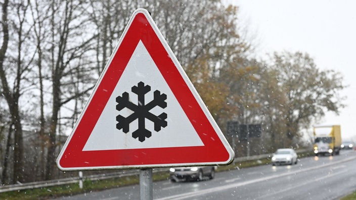 Symbolbild: Glätte auf den Straßen