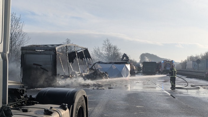 Mehrere Fahrzeuge verunglücken bei Glatteis
