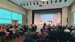 200 Gäste im Goldsaal bei Austausch von Betroffenen in Dortmund