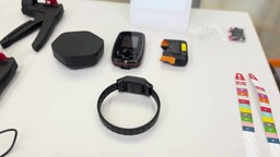 Eine Fußfessel und der zugehörige GPS-Tracker liegen auf dem Tisch