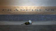 Eine Rose auf dem Grab von Papst Franziskus