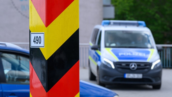 ein Fahrzeug der Bundespolizei steht am deutsch-polnischen Grenzübergang Stadtbrücke