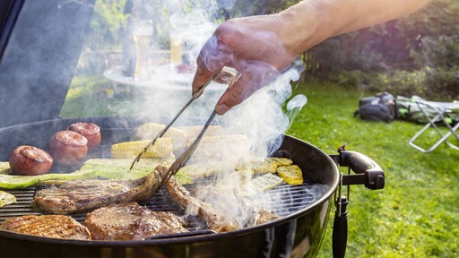 In einem Garten wird gegrillt