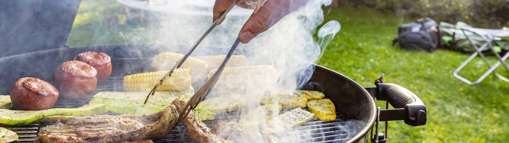 In einem Garten wird gegrillt