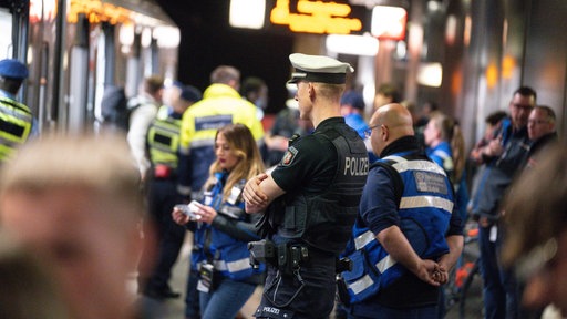Während der großangelegte Kontrolle der Rheinbahn mit 30 Mitarbeitern in der Innenstadt zwischen Hauptbahnhof und der Altstadt, sichern auch Polizeibeamte die Kontrollen ab.