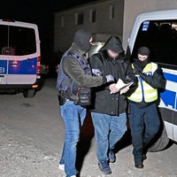 Polizisten führen bei einer Razzia im Clanmilieu in Solingen einen Verdächtigen ab.
