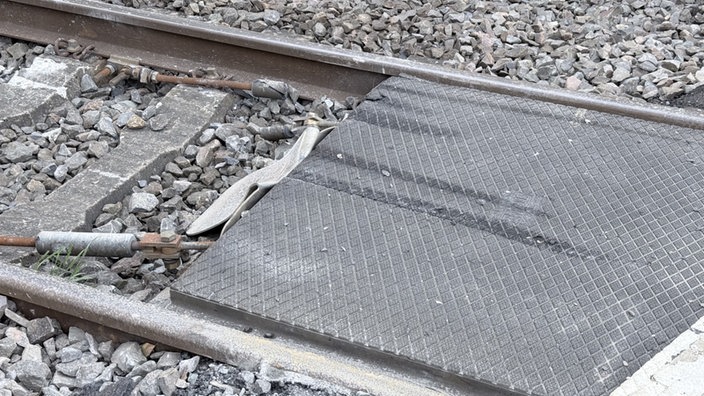Ein Bahnübergang ist beschädigt