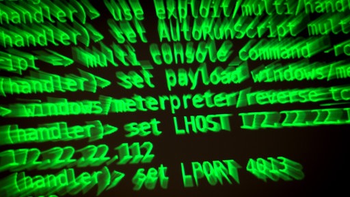 Buchstaben und Zahlen leuchten auf einem Bildschirm, auf dem ein Hacker-Programm geöffnet ist