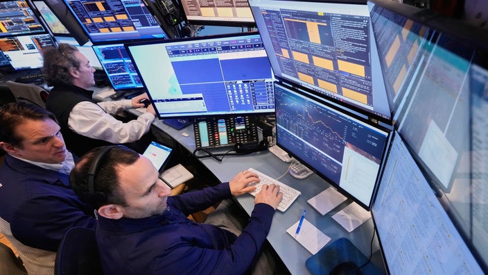  Händler arbeiten in ihrer Kabine auf dem Parkett der New Yorker Börse