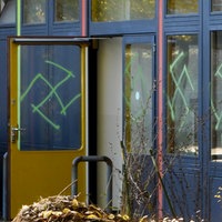 An einem Schulgebäude wurden mehrere Hakenkreuze auf die Fenster gesprüht