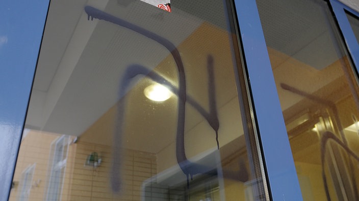 Unbekannte Täter beschmierten Wände und Scheiben mit Hakenkreuzen.