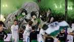 Die Spieler stehen vor der Choreografie der Fans mit einert Horrorfigur 