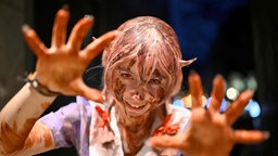 Frau in gruseligem Kostüm bei der Halloween-Parade in Essen