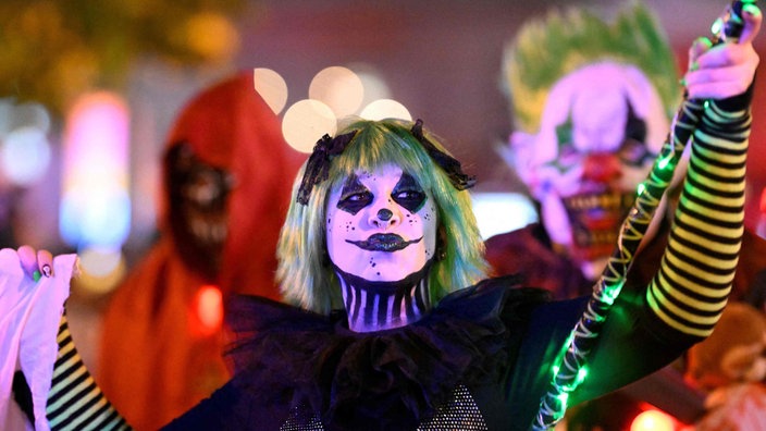 Person in Halloweenkostüm bei der Halloween-Parade in Essen