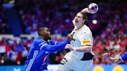 Juri Knorr beim Wurf in der Hauptrunde gegen Frankreich 