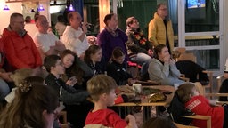 Viele Personen schauen zusammen die Handball WM der Frauen