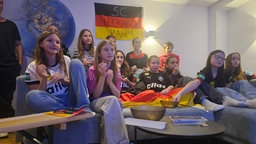 Kinder sitzen auf einem Sofa 