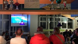 Viele Personen schauen zusammen die Handball WM der Frauen
