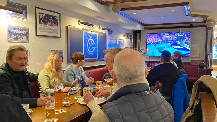 Handballfans in der Gummersbacher Kneipe "Bit Boulevard" sehen sich das EM-Halbfinale der deutschen Mannschaft gegen Kroatien an