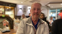 Handballfan Wilfried Hesseler in der Gummersbacher Kneipe "Bit Boulevard"