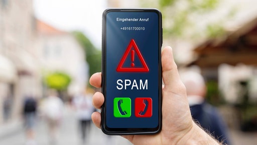 Smartphone mit einem eingehenden Anruf und der Warnung vor einem Spam-Anruf