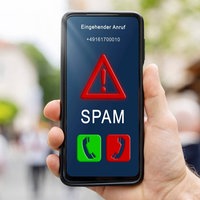 Smartphone mit einem eingehenden Anruf und der Warnung vor einem Spam-Anruf
