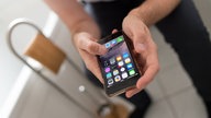 Mit Handy auf dem Klo