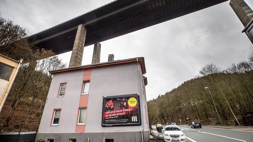 08.02.2022, Nordrhein-Westfalen, Lüdenscheid: Unter der maroden A45-Brücke Rahmede, die gesprengt werden muss, befindet sich ein Haus