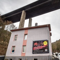 08.02.2022, Nordrhein-Westfalen, Lüdenscheid: Unter der maroden A45-Brücke Rahmede, die gesprengt werden muss, befindet sich ein Haus