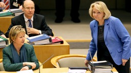Ministerpräsidentin Hannelore Kraft (r, SPD) und Schulministerin Sylvia Löhrmann (l, Grüne)