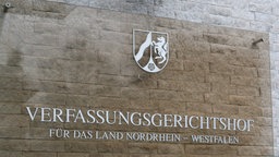 Außenschild an Gebäude: Verfassungsgerichtshof in Münster