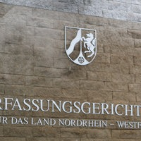 Außenschild an Gebäude: Verfassungsgerichtshof in Münster