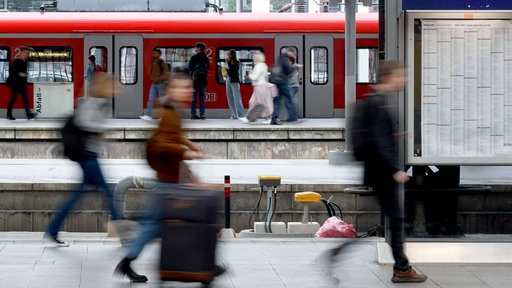 Reisende mit Gepäck am Kölner Hauptbahnhof