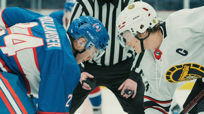 Connor Storrie und Hudson Williams in einer Szene aus der Serie "Heated Rivalry."