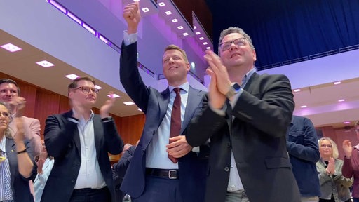 Henning Höhe feiert seine Wiederwahl als FDP-Landesvorsitzender