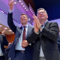 Henning Höhe feiert seine Wiederwahl als FDP-Landesvorsitzender
